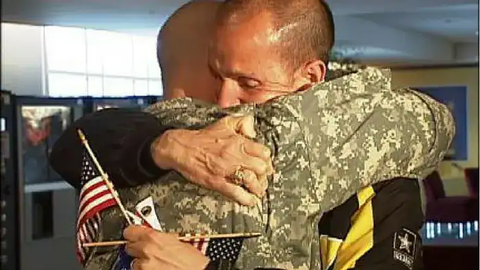 A Complete Stranger Honored A Soldier In An Airport And It’s Beyond Beautiful